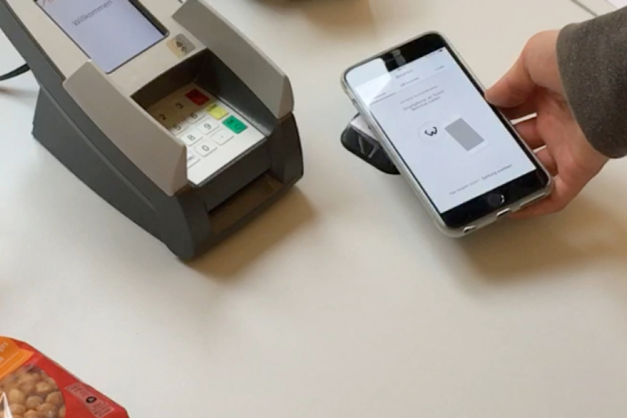 Simulation of a contactless payment process with a smartphone at a beacon in the context of a usability study.